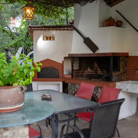 Traditional Vila Néa Péramos